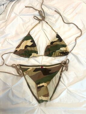 Vintage Y2K Guess Camouflage Triangle Bikini. Large top, Small bottoms.